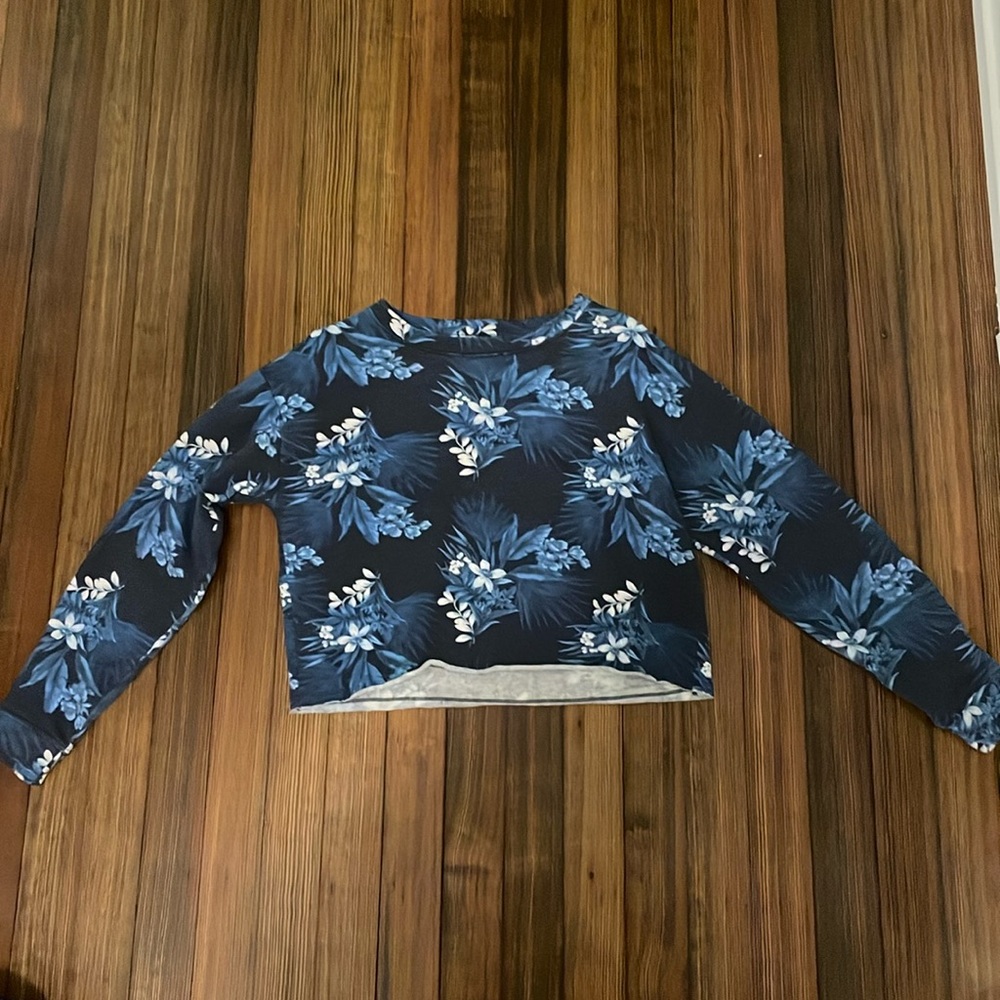 Cropped crewneck with a flower design